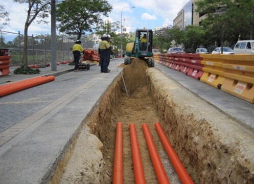 underground-laying-opical-fiber-cables