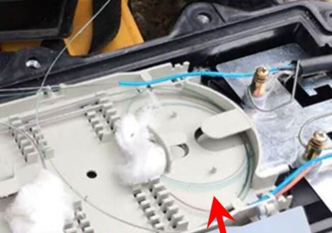 Coil retention of fiber cores at fiber optic cable joints